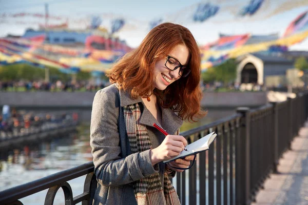 Eine erfolgreiche Frau mit Ingwer-welligem Haar hat alles so organisiert — Stockfoto