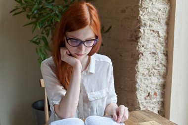 insanlar, bilgi, eğitim ve okul kavramı - öğrenci kız o