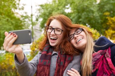 iki güzel genç kadın selfies au içinde yürürken alarak