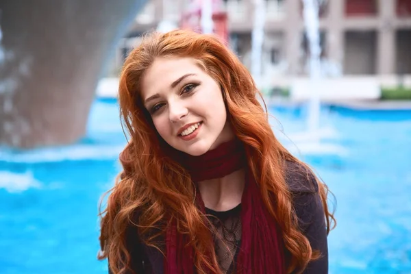 uzun kızıl saçlı dr çekici genç gülümseyen kadın portresi