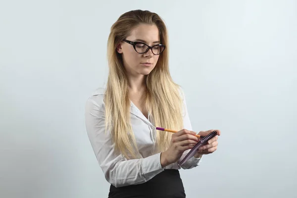 Joven mujer de pelo largo empresaria reportera, periodista Inter — Foto de Stock