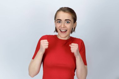 Kısa saçlı kızlar mutlu express ile stüdyo portresi