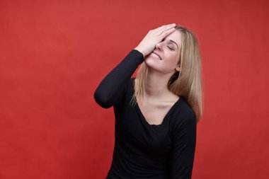 Uzun saçlı bir kadın portresi Studio siyah bl giyinmiş