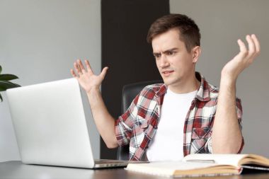 genç adam serbest meslek programcı Pc kullanıcı bir hoşnutsuz b
