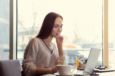 Genç başarılı çekici uzun saçlı kadın işkadını dikkat