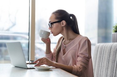 yan görünüm portre güzel bir genç kadının doğal ışık ben