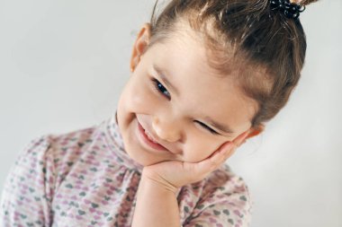 yakın çekim portre üzerinde beyaz bir arka plan mutlu neşeli küçük kız