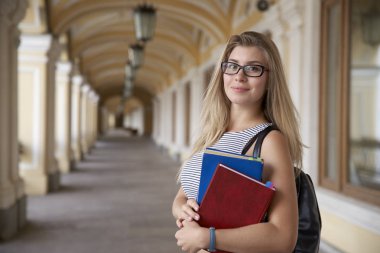 uzun saçlı ve gözlüklü genç güzel öğrenci kızla ha tutar