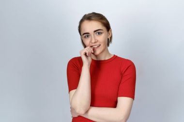 kısa saç kesimi ve karanlık genç dostu çekici kadın ha