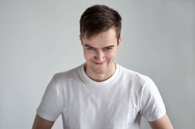 Genç beyaz erkek portresi giyinmiş olan Beyaz tişört içinde bir 