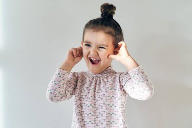 neşeli, yaramaz komik duygular yüzünde küçük bir genç