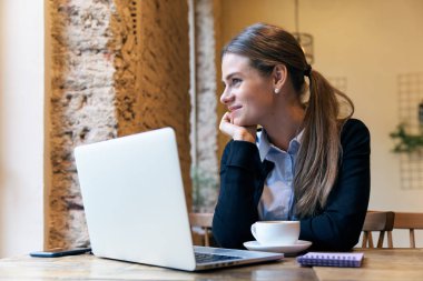 bir masada oturan bir portre için poz genç çekici kadın 