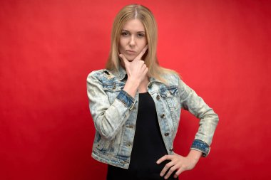 portre genç uzun haire Studio kırmızı bir arka plan üzerinde