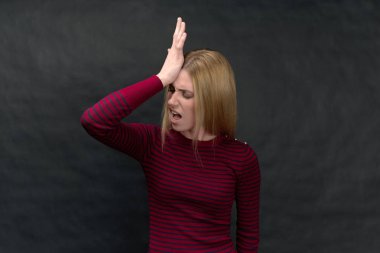 Stüdyo son derece siyah bir backg genç bir kız portresi ayrıntılı