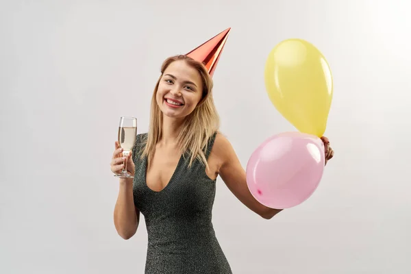 Joven chica sonriente atractiva vestida con un vestido con un vaso de —  Fotos de Stock