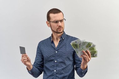 gözlük ve rahat gömlek w ile başarılı esmer genç adam