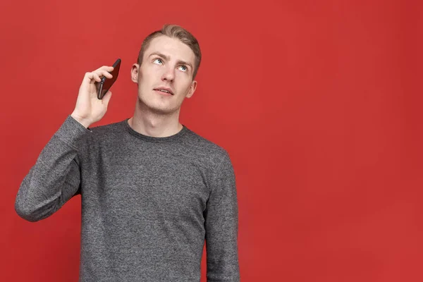 can sıkıcı sıkıcı konuşmadan telefonu ararken yakışıklı delikanlı. işadamı istemcilerden sürekli uzun çağrılarını yorgun. 