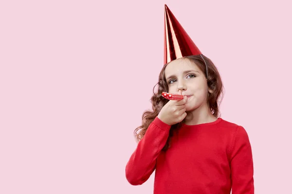 La imagen de una niña sonriente con un vestido rojo, celebrando el cumpleaños de su madre . —  Fotos de Stock