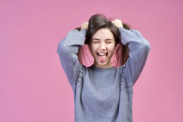 Grande dettagliato Studio ritratto su sfondo rosa giovane ragazza caucasica in un maglione grigio, occhi chiusi — Foto Stock