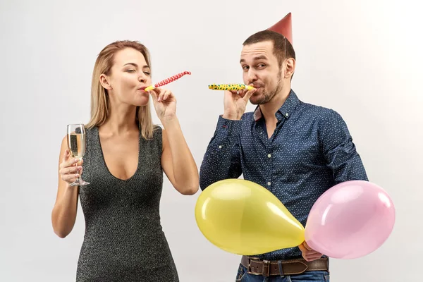 Una bonita pareja joven hombre y mujer con una emoción feliz para celebrar la fiesta, cumpleaños, año nuevo, felicitaciones —  Fotos de Stock