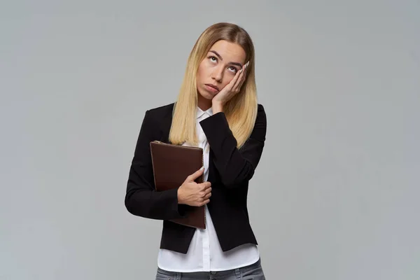 Ung attraktiv blondin i högtidsdräkt med en frustrerad tankeväckande uttryck gäller hennes palm hennes kind och ser upp tyvärr — Stockfoto