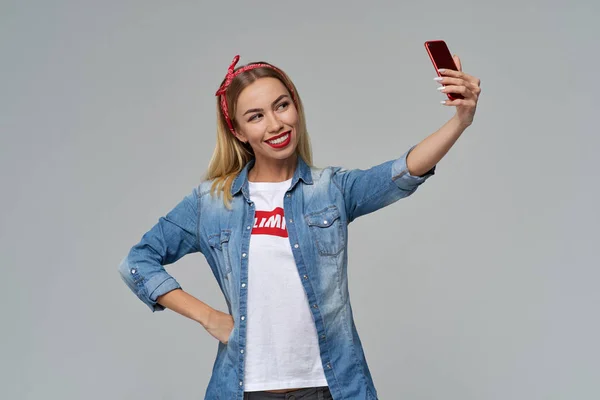 Joyful glad tjej med ett snövita leende gör en selfie. Casual hipster kläder, ungdomskultur, resa. — Stockfoto