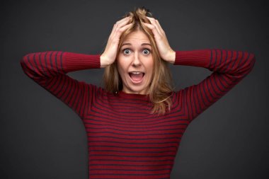 büyük stüdyo portre izole siyah arka planda açık gözlü ince sarışın kız ve ağız