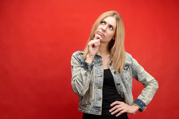 Snygg ung tonåring flicka Tonåring student i casual denim ser upp eftertänksamt, funderande över erbjudandet, och att göra ett val. — Stockfoto