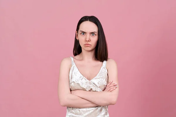 Młoda brunetka Kobieta w gniewie skrzyżowane ręce na piersi i z złego niezadowolony wyrażenie wygląda z wyrzutem w aparacie — Zdjęcie stockowe