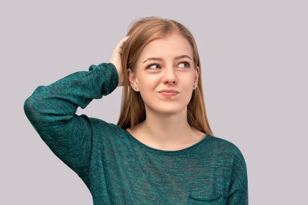 Flicka med ingefära hår gröna ögon bär tröja — Stockfoto