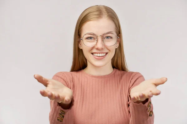 Bella ragazza con i capelli rossi isolati sul muro — Foto Stock