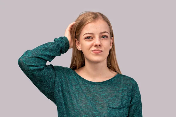Flicka med ingefära hår gröna ögon bär tröja — Stockfoto