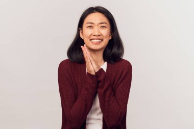 Kız avuç içlerini bir arada tutar, dua eder.