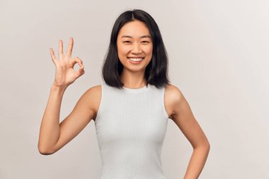 Güzel jest yapan bir kız. Güzel, harika..