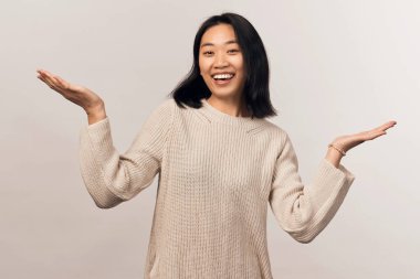 Kız omuz silker, elleri yana açar, habersiz hareket eder.