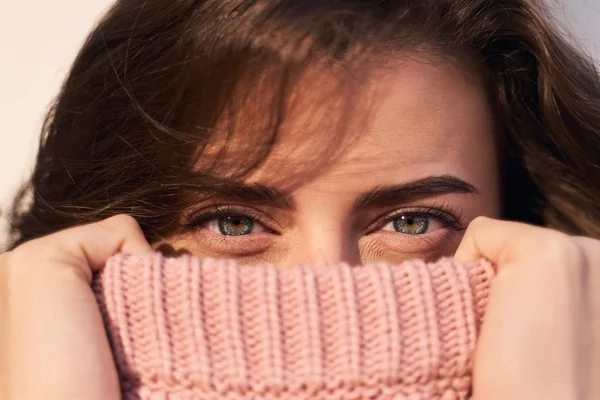 분홍색 스웨터를 입은 여성의 눈을 클로즈업 한 사진 — 스톡 사진