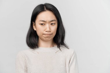 Düşünceli, güzel genç bir bayan şüphesiz bir yana...