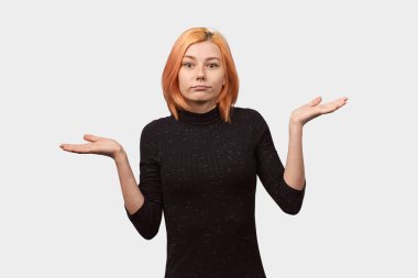 Sıcak süveter giyen genç kız izole edilmiş duvar.