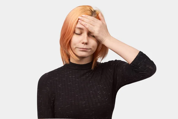 La giovane donna si mette faccia a faccia nella vergogna. facepalm — Foto Stock