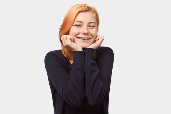 Ung kvinna skrattar från botten av sitt hjärta — Stockfoto