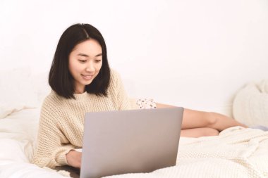 Serbest çalışan biri dizüstü bilgisayarda çalışıyor, blogunda yazı yazıyor.