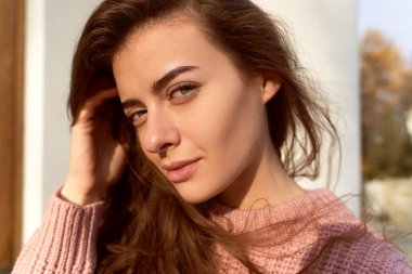 Serbest çalışan, kameraya bakan nazik gözler.