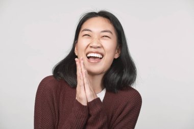 Minnettar kız el ele tutuşur, terbiyeli davranır.