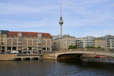 Ünlü TV kulesiyle Berlin gökyüzü manzarası