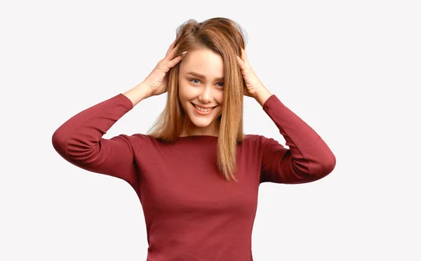 Dziewczyna sprawia, że objętość włosów podnosząc loki, flirt — Zdjęcie stockowe