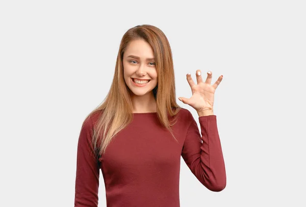 Söt flicka vrålar upp hand låtsas lejoninna — Stockfoto