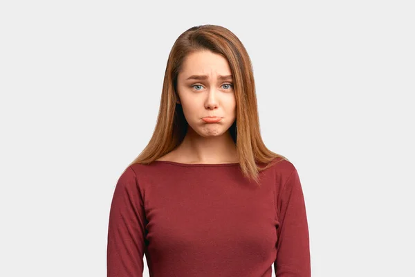 Känslomässigt sårad kvinna sorgligt ansiktsuttryck — Stockfoto