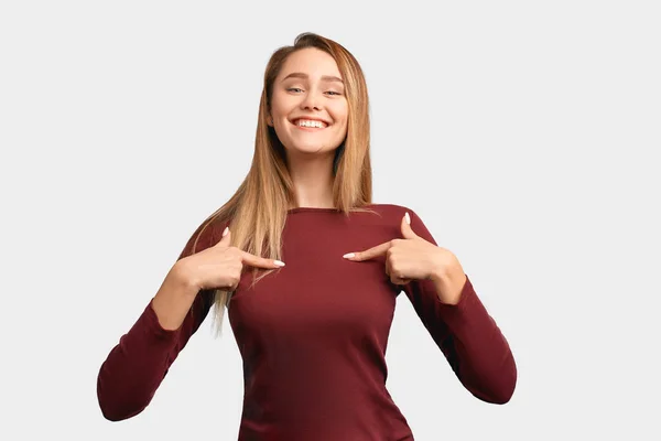 Flicka pekar på sig själv med pekfingrar visar — Stockfoto