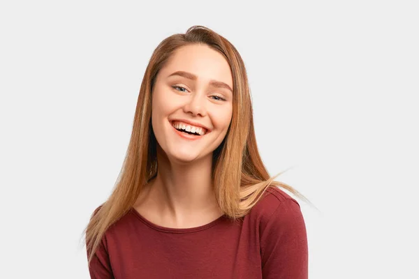 Счастливая улыбка молодая яркая жизнерадостная натуральная девочка — стоковое фото