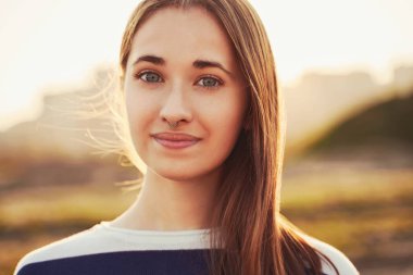 Akşam vakti genç bir kızın yakın plan portresi.